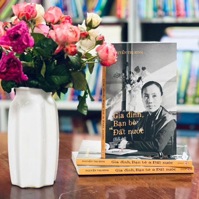 Combo Hồi Ký Nguyễn Thị Bình - Gia Đình, Bạn Bè Và Đất Nước (Bìa Mềm) + Thành Phố Hồ Chí Minh - Giờ Khắc Số 0 - Những Phóng Sự Về Kết Thúc Cuộc Chiến Tranh 30 Năm