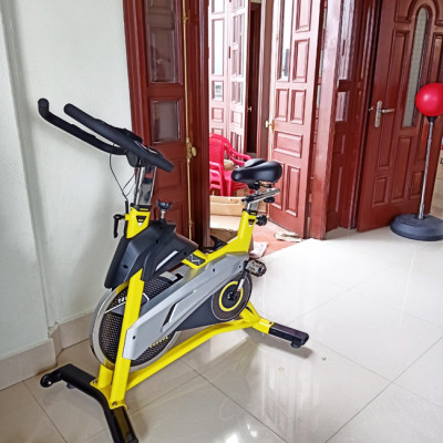 Xe đạp tập thể dục Tokado TK007 màu vàng, chắc chắn, ngoại hình bắt mắt