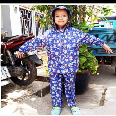 Bộ áo quần  đi mưa  cho bé từ  3  - 5 tuổi  , vải dù  chống thấm , siêu bền  , áo mưa có túi đựng xinh xắn , giao màu ngẫu nhiên