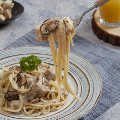 Mỳ ý sốt kem gà nấm Pulmuone 332,2g dành cho 2 người ăn