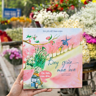 Sách - Bay Giữa Mùa Hoa - Bìa cứng
