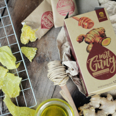 Combo Đậu Nành Sấy Cỏ Ngọt Vị Cay Hải Long (230g) + Mứt Gừng Nướng Mật Ong Hải Long (120g)