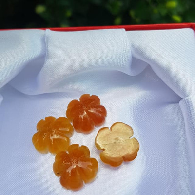 Mặt Bông Hoa cỏ 4 lá màu vàng cam nữ phối vòng tay,làm mặt nhẫn Chất liệu đá cẩm thạch size hạt 14mm x dầy 6mm Nữ về phối với vòng tay của mình đeo hay làm mặt nhẫn mặt dây chuyền đeo xinh ạ