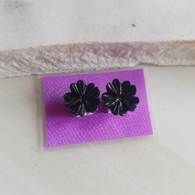 1 Đôi bông tai Kiểu Mới lạ đẹp Bông Hoa Mai Trái Tim 5 cánh Màu Đen Đá Ngọc cẩm thạch tự nhiên đen bóng đẹp hợp Nữ mệnh Thủy mệnh Mộc ạ Size 9mm x dầy 2,5mm Nữ bọc vàng đeo rất đẹp sang ạ