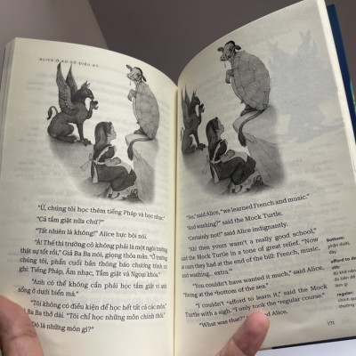 (Combo 3 cuốn sách song ngữ Việt-Anh) HOÀNG TỬ BÉ -  ALICE Ở XỨ SỞ DIỆU KỲ -PINOCCHIO - Antoine de Saint-exupéry, Lewis Carroll  & Carlo Collodi - Nguyễn  Thúy Loan dịch - Hà Giang -NXB Văn Học