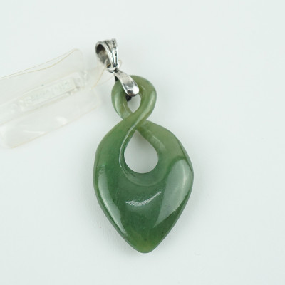 Mặt Dây Chuyền Kiểu Đá Ngọc Bích Nephrite Thiên Nhiên Kiểm Định