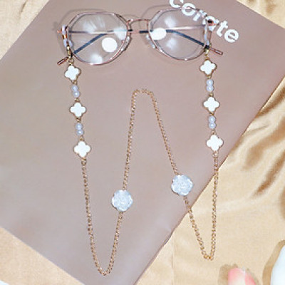 Dây đeo kính ngọc trai mix cỏ bốn lá trắng charm hoa hồng đặc biệt phong cách Hàn Quốc ấn tượng idol hot