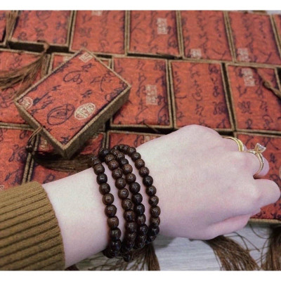 Vòng đeo tay trầm hương 108 hạt  cho nam và nữ kèm lá bồ đề , có hộp đựng bằng gấm cao cấp ,thu hút vận khí , tài lộc , may mắn đem đến sự bình an , cải thiện phong thủy ,giúp tinh thần sảng khoái , minh mẫn hơn có thể làm quà tặng rất ý nghĩa 