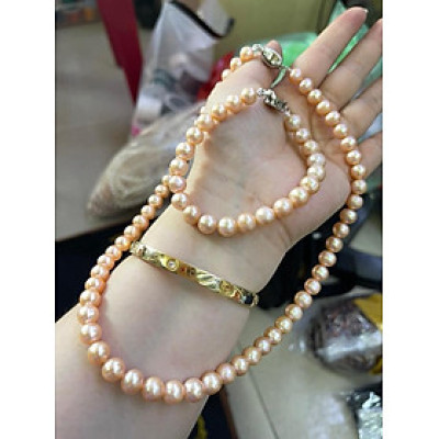 Bộ Trang Sức Ngọc Trai Cam Hồng Mới Bóng đẹp  Gồm Vòng tay và Dây Đeo Cổ size hạt 8mm chuỗi cổ dài 22cm ạ  Chất liệu Ngọc Trai Màu Cam Hồng Nhẹ Bóng Rất Đẹp rất xinh và Sang ạ Món Quà Ý nghĩa dành tặng Mẹ, Vợ, Chị Em luôn ạ