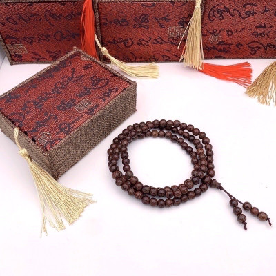 Vòng đeo tay trầm hương 108 hạt  cho nam và nữ kèm lá bồ đề , có hộp đựng bằng gấm cao cấp ,thu hút vận khí , tài lộc , may mắn đem đến sự bình an , cải thiện phong thủy ,giúp tinh thần sảng khoái , minh mẫn hơn có thể làm quà tặng rất ý nghĩa 