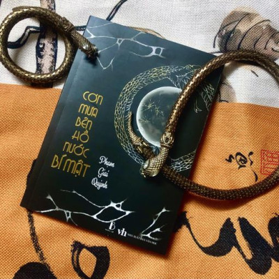 Cơn mưa bên hồ nước bí mật - Bản có chữ kí tác giả