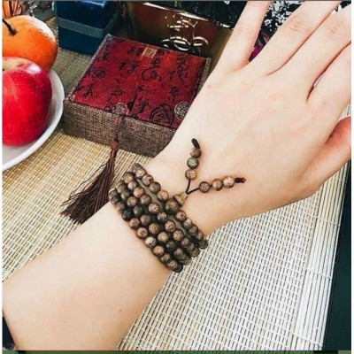 Vòng đeo tay trầm hương 108 hạt  cho nam và nữ kèm lá bồ đề , có hộp đựng bằng gấm cao cấp ,thu hút vận khí , tài lộc , may mắn đem đến sự bình an , cải thiện phong thủy ,giúp tinh thần sảng khoái , minh mẫn hơn có thể làm quà tặng rất ý nghĩa 