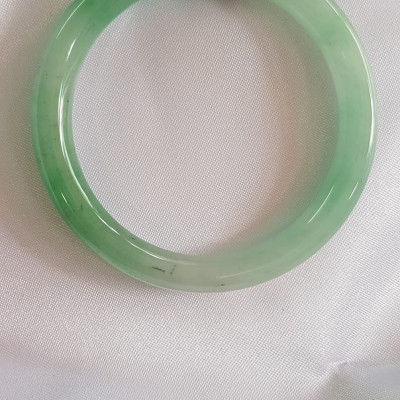 Vòng Mới đá ngọc cẩm thạch tự nhiên TR Lý A SAO 50 Size vòng 50mm x 7,2mm Màu Xanh ngọc lý trắng bóng nhẹ nhàng đẹp bóng xinh đẹp nữ 50kg - 55kg đeo đẹp ạ Món Quà Ý nghĩa Anh Chị tặng Mẹ, Vợ, người thân yêu ạ