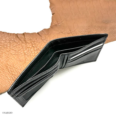 Bóp Nam Da Bò SMALL PEBBLE Mềm Mại - Bền Bỉ, Size Trung, Chống Xước - Chống Nhăn Tốt, Thiết Kế Cổ Điển, Dáng Ngang - Gập 2, Đựng Tiền và Thẻ ATM Tiện Dụng - Hàng Chính Hãng SAIGIO