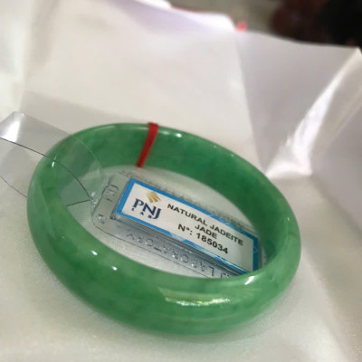 Vòng Tay Nữ Đá Ngọc Cẩm Thạch Tự Nhiên Bản Hẹ Sịn Đậu Lý Sao Ni 48mm Cao 12mm Dầy 6mm đã kiểm định kèm giấy chứng nhận P No 185034 Màu Xanh ngọc lý tươi bóng đều đẹp nữ tay nhỏ 35kg - 48kg ạ 