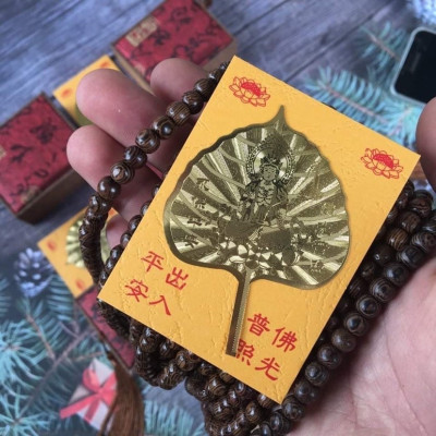 Vòng đeo tay trầm 108 hạt  kèm lá bồ đề , có hộp đựng  bằng gấm cao cấp , phù hợp  cho cả nam và nữ 