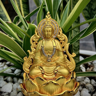 Tượng Phật Bà trang trí trong xe ô tô 