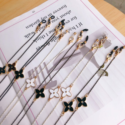 Chuỗi đeo mắt kính ngắn tone đen trắng mắt kính sành điệu hoa cỏ bốn lá dây chuyền đeo tai nghe bluetooth quà tặng đặc biệt