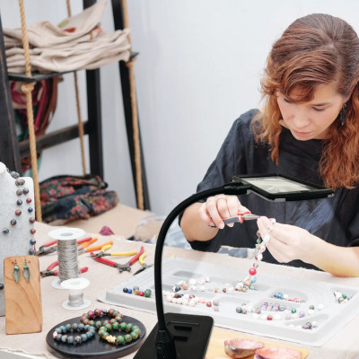 Kính lúp cao cấp để bàn đọc sách, đọc điện thoại Magnipros 1819+CP (4X, có đèn led chống chói và giảm mỏi mắt, có thể để bàn hoặc kẹp bàn)