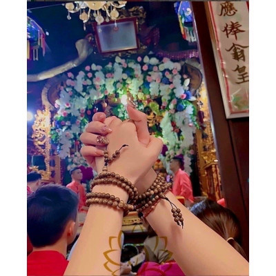 Vòng đeo tay trầm hương 108 hạt  cho nam và nữ kèm lá bồ đề , có hộp đựng bằng gấm cao cấp ,thu hút vận khí , tài lộc , may mắn đem đến sự bình an , cải thiện phong thủy ,giúp tinh thần sảng khoái , minh mẫn hơn có thể làm quà tặng rất ý nghĩa 