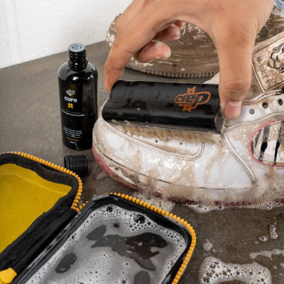 Bộ Vệ Sinh Giày Dép Crep Protect Cure Kit (gồm bàn chải, khăn lau, chai dung dịch vệ sinh 100ml và sách hướng dẫn) 