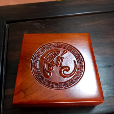 Hộp đựng vòng gỗ sưa đỏ  ,đồ trang sức ,phong thủy bằng gỗ hương cao cấp  kt 13×13×4cm 