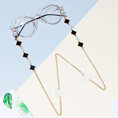 Dây đeo gọng kính ngọc trai mix cỏ 4 lá và charm hoa hồng trắng ấn tượng độc đáo cá tính