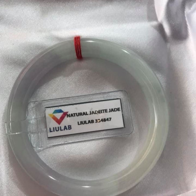 VÒNG CẨM THẠCH TỰ NHIÊN TRẮNG TÍM SỊN 50mm x Dầy 8mm KÈM GIẤY KIỂM ĐỊNH LIULAB 334847  MÀU TRẮNG LAM TÍM NHẸ 1 BÊN ĐIỂM XANH NHẸ ĐẸP LẮM  NỮ 50Kg - 55kg ĐEO ĐẸP Ạ