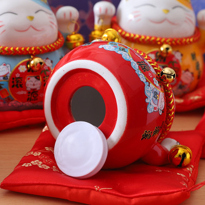 Mèo thần tài lục lạc , may mắn thu hút tài lộc , có khe để tiền , kèm đệm lót xinh xắn  ,thu hút khách hàng , mang vận khí tốt lành , công việc kinh doanh thuận lợi  vạn sự hanh thông  xua tan vận đen ,đem nhiều may mắn đến cho gia chủ 