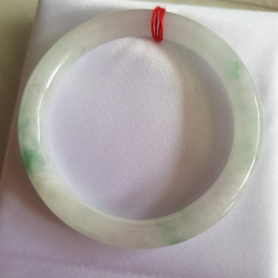 Vòng đeo tay Nữ đá cẩm thạch tự nhiên T Lý Size 49mm x cọng 7mm Màu trắng sáng bóng xanh lý 3 chỗ đều quanh vòng rất đẹp Nữ cân Nặng 40kg-49kg đeo đẹp ạ