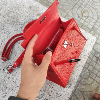 Túi xách da cá sấu có sử dụng khóa chìa!
