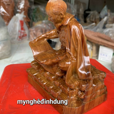 Tượng bác hồ đọc sách bằng gỗ bách xanh thơm nức kt cao 15x14x9cm 