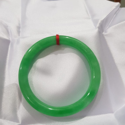 Vòng cẩm thạch Đ Lý 52mm x dầy 7,8mm  Vòng màu xanh lá tươi  Nữ mệnh Mộc mệnh Hỏa 52kg - 56kg đeo ạ