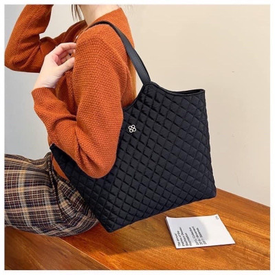 Túi xách to công sở , kiểu dáng sang trọng  , có nút đính kim loại , có thể kẹp nách hoặc đeo vai , đựng được nhiều đồ cá nhân , mỹ  phẩm vô cùng tiện lợi 