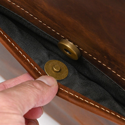 Túi đeo chéo nam DA BÒ THẬT cao cấp phong cách mới – BEE GEE DCN9379