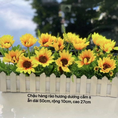 Hoa hướng dương, bình hoa cắm sẵn và chậu hàng rào hoa giả trang trí