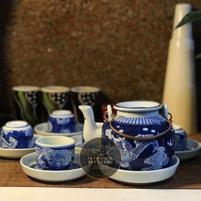 Bộ Ấm Chén Trà Đạo Gốm Trắng Men Lam Bát Tràng Long Ẩn Dáng Biến Trúc Đề Lương Dung Tích 480ml (Bộ Ấm Chén) ATA 22