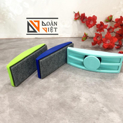 DỤNG CỤ LAU BẢNG TRẮNG CÓ TAY CẦM NHỰA - lớp lõi xốp dày cùng bề mặt sợi mịn giúp lau sạch bóng, không để lại vết nhoè.