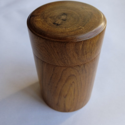 Lọ tăm NH HOME hình trụ gỗ bách xanh.