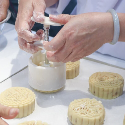 Khuôn Làm Bánh Trung Thu, Phục Linh Mini, Ép Tay Lò Xo Thông Minh, Tiện Lợi- Có 4 Mặt Hoạ Tiết Ngẫu Nhiên - hàng Loại 1 - Chính Hãng MINIIN