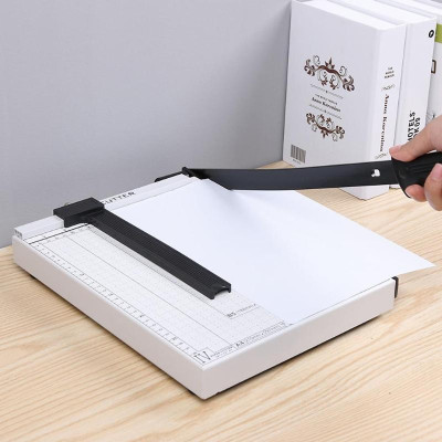 Bàn cắt giấy 829-A4, cắt tối đa khổ giấy A4, chất liệu bằng kim loại chắc chắn.