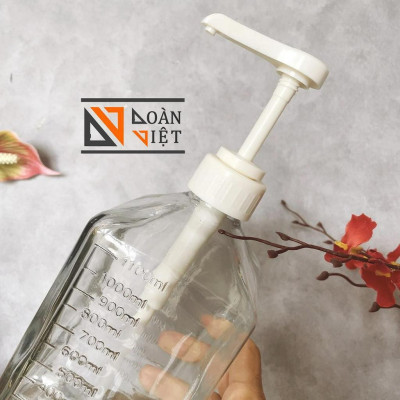 CHAI/ BÌNH ĐỰNG NƯỚC ĐƯỜNG, NƯỚC SỐT bằng thuỷ tinh kèm VÒI PUMD nhựa PP dày. Dt 1100ml - dụng cụ pha chế. Chuyên phục v