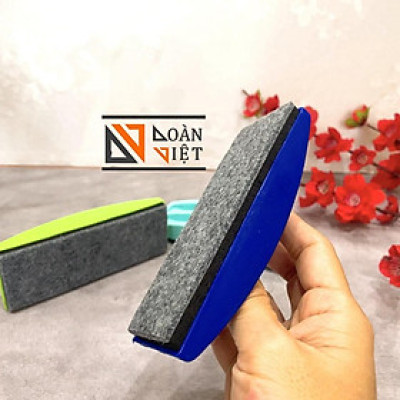 DỤNG CỤ LAU BẢNG TRẮNG CÓ TAY CẦM NHỰA - lớp lõi xốp dày cùng bề mặt sợi mịn giúp lau sạch bóng, không để lại vết nhoè.