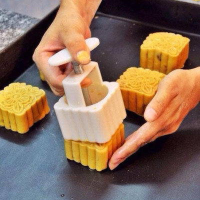 Khuôn Làm Bánh Trung Thu, Phục Linh Mini, Ép Tay Lò Xo Thông Minh, Tiện Lợi- Có 4 Mặt Hoạ Tiết Ngẫu Nhiên - hàng Loại 1 - Chính Hãng MINIIN
