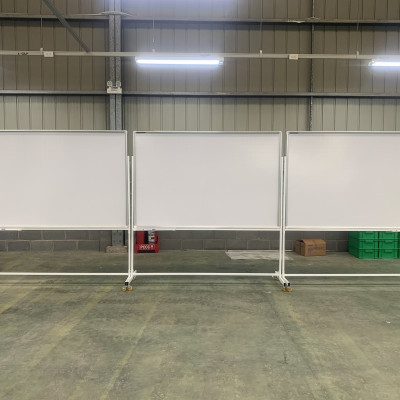 Bảng di động 2 mặt trắng viết bút lông Poly có kẻ ô ly Bavico-1,2x2,4m