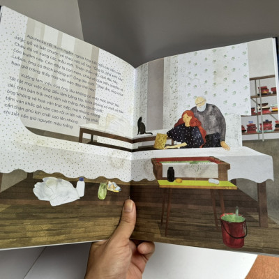 (Bìa cứng In màu toàn bộ) CÔNG XƯỞNG XANH CỦA APOLENKA - Romana Košutková - San Hô Books