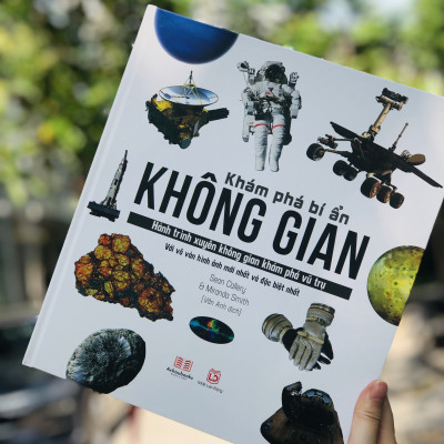 Sách Bách Khoa Toàn Thư -  Khám Phá Bí Ẩn Không Gian ( Space The Definitive Visual Catalog ) - Một Hành Trình Du Ngoạn Từ Trái Đất, Qua Hệ Mặt Trời Của Chúng Ta Và Ra Ngoài Vũ Trụ Vươn Tới Những Vì Sao - Á Châu Books