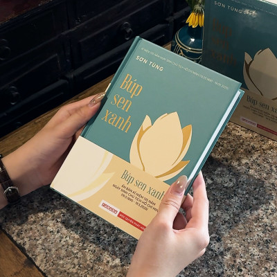 Sách - Búp Sen Xanh - Bìa Cứng - Tặng Kèm Obi + Postcard Hành Trình Cứu Nước - Độc Quyền Fahasa
