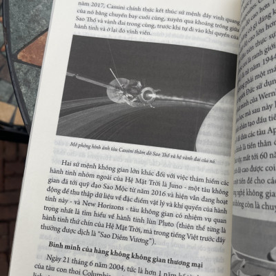 (Boxset 5 cuốn) BỨC TRANH VŨ TRỤ (Lược sử thiên văn học; Trái Đất và Hệ Mặt Trời; Xa hơn mây Oort - Tới ranh giới của không gian và thời gian; Các chòm sao - Toàn cảnh về bầu trời đêm; Từ điển thiên văn học và vật lý thiên văn) – Tri Thức Trẻ Books