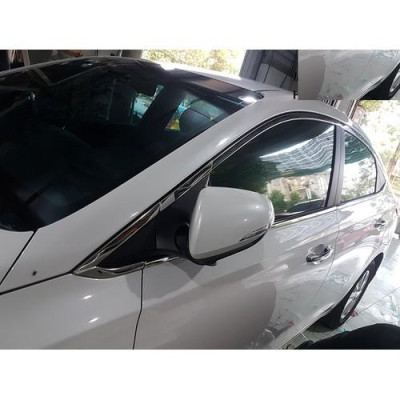 Nep viền inox chân và cong kính dành cho Hyundai Accent 2018-2020